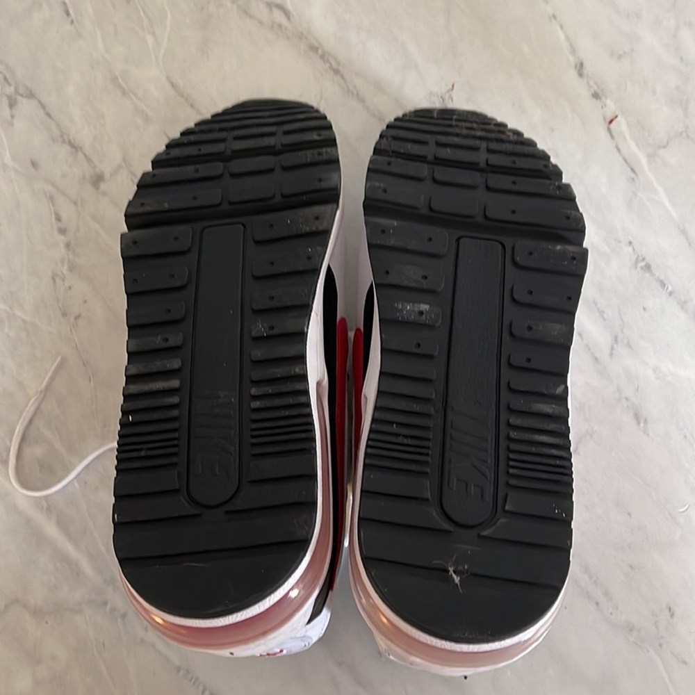Practically brand new size 11 Nike Airmax shoes. Worn once, still New conditon - Picture 5 of 5